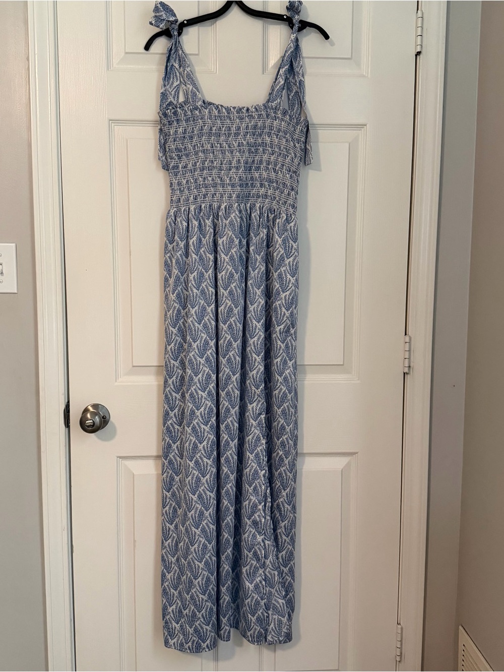 eesome Blue and White Leaf-Print Smocked Dress